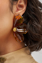 RESIN FLORAL EARRINGS IN BROWN