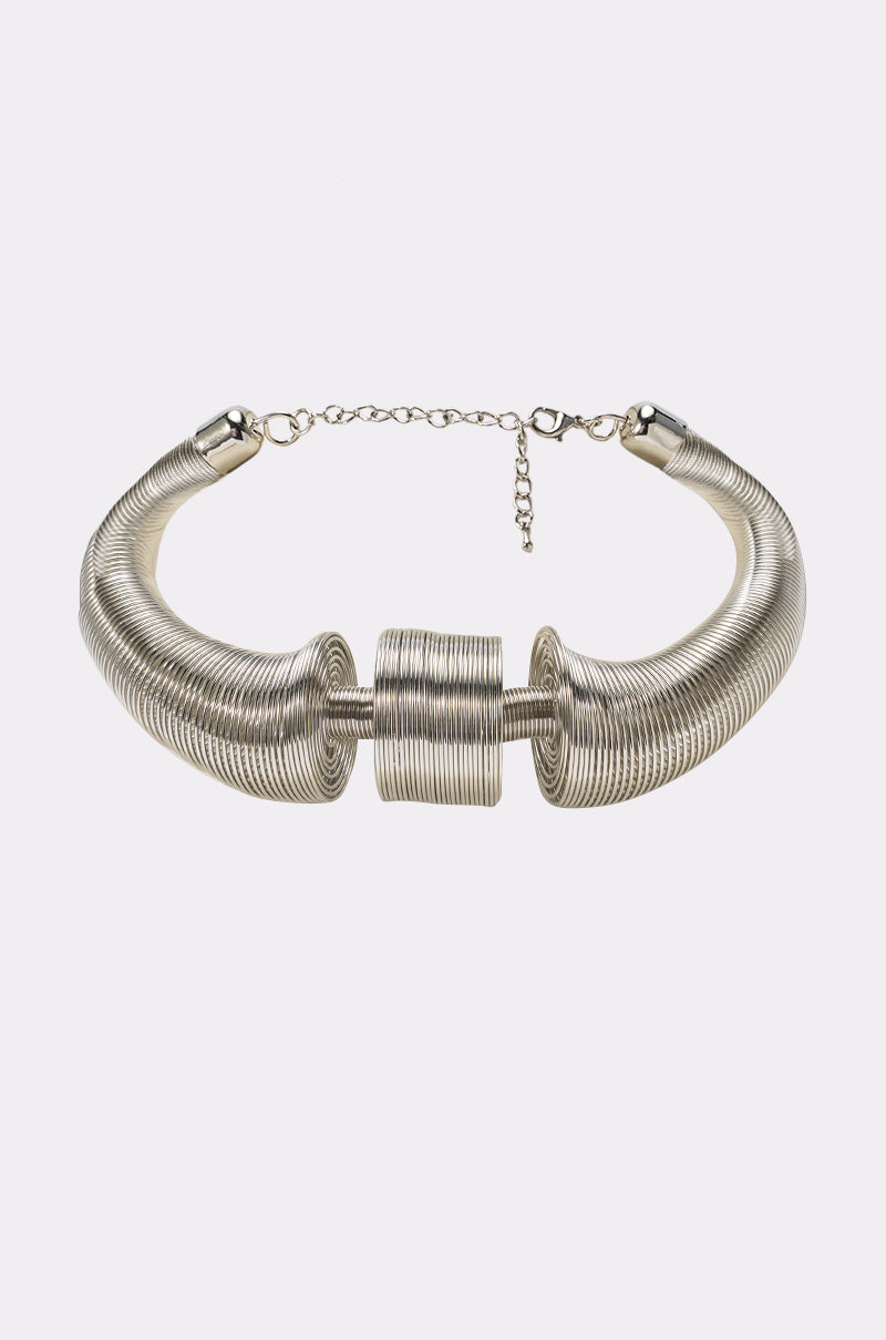 SCULPTED COIL COLLAR IN SILVER