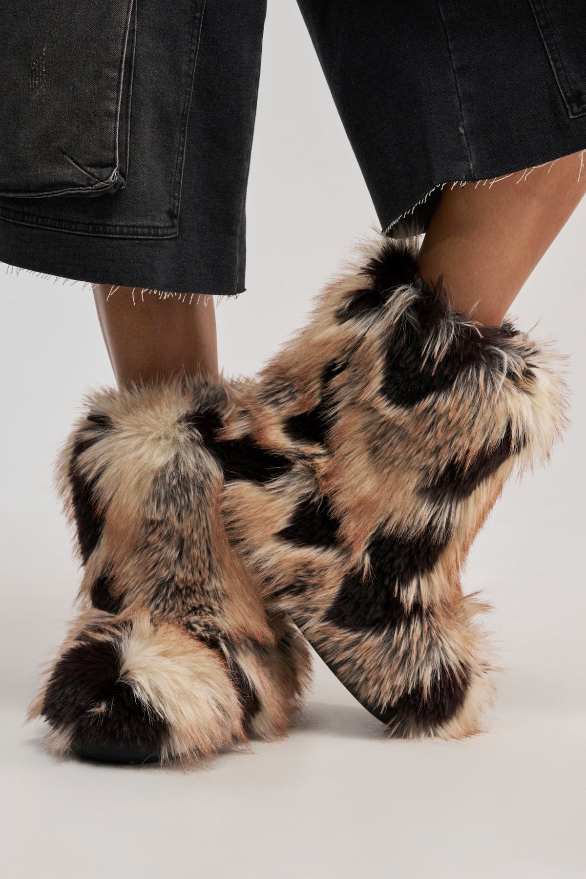 AZALEA WANG ALIXIA BROWN MULTI FLAT FUR BOOTIE