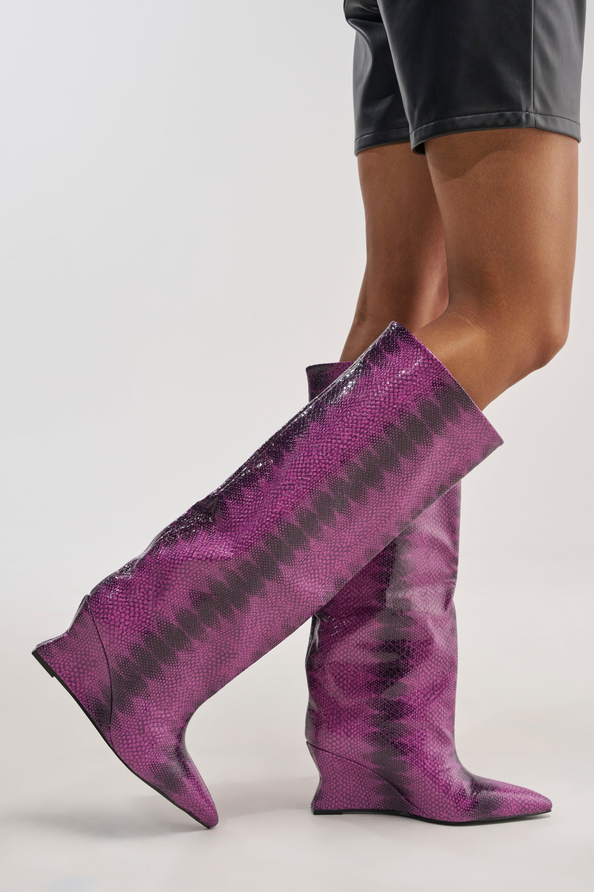 AZALEA WANG BRUN PURPLE SNAKE WEDGE BOOT