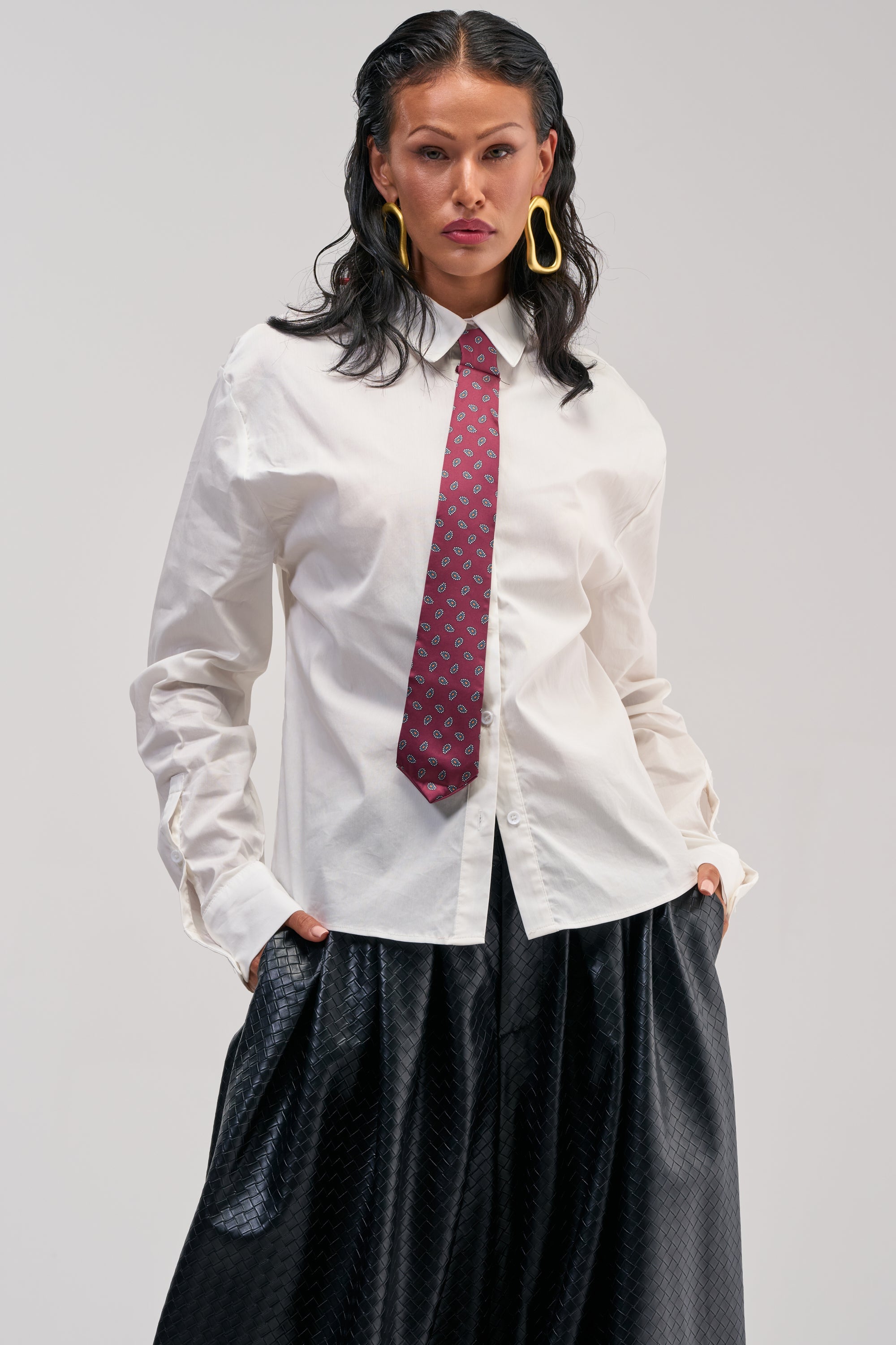 OFFICE BADDIE POPLIN BUTTON DOWN BLOUSE