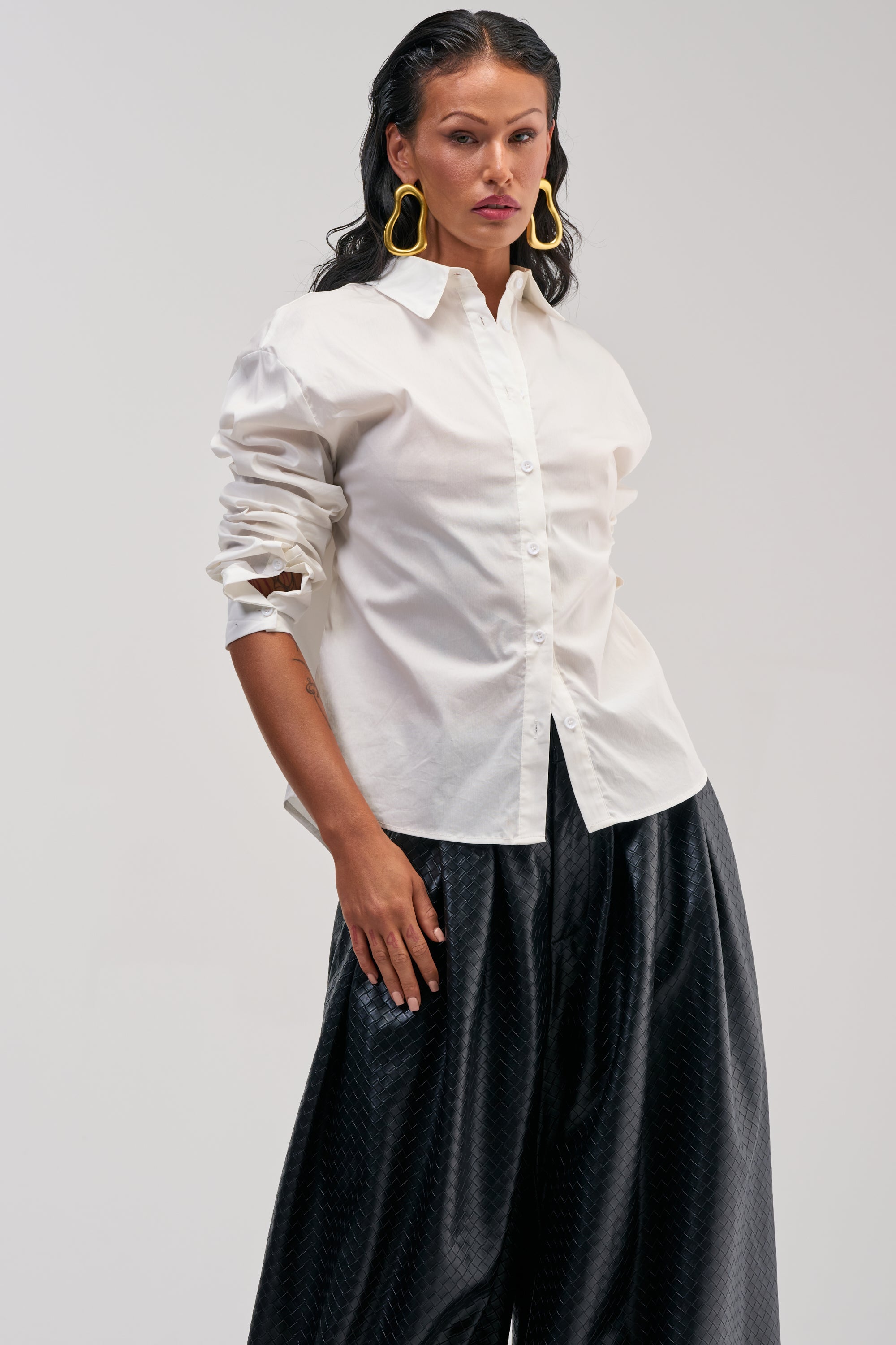 OFFICE BADDIE POPLIN BUTTON DOWN BLOUSE