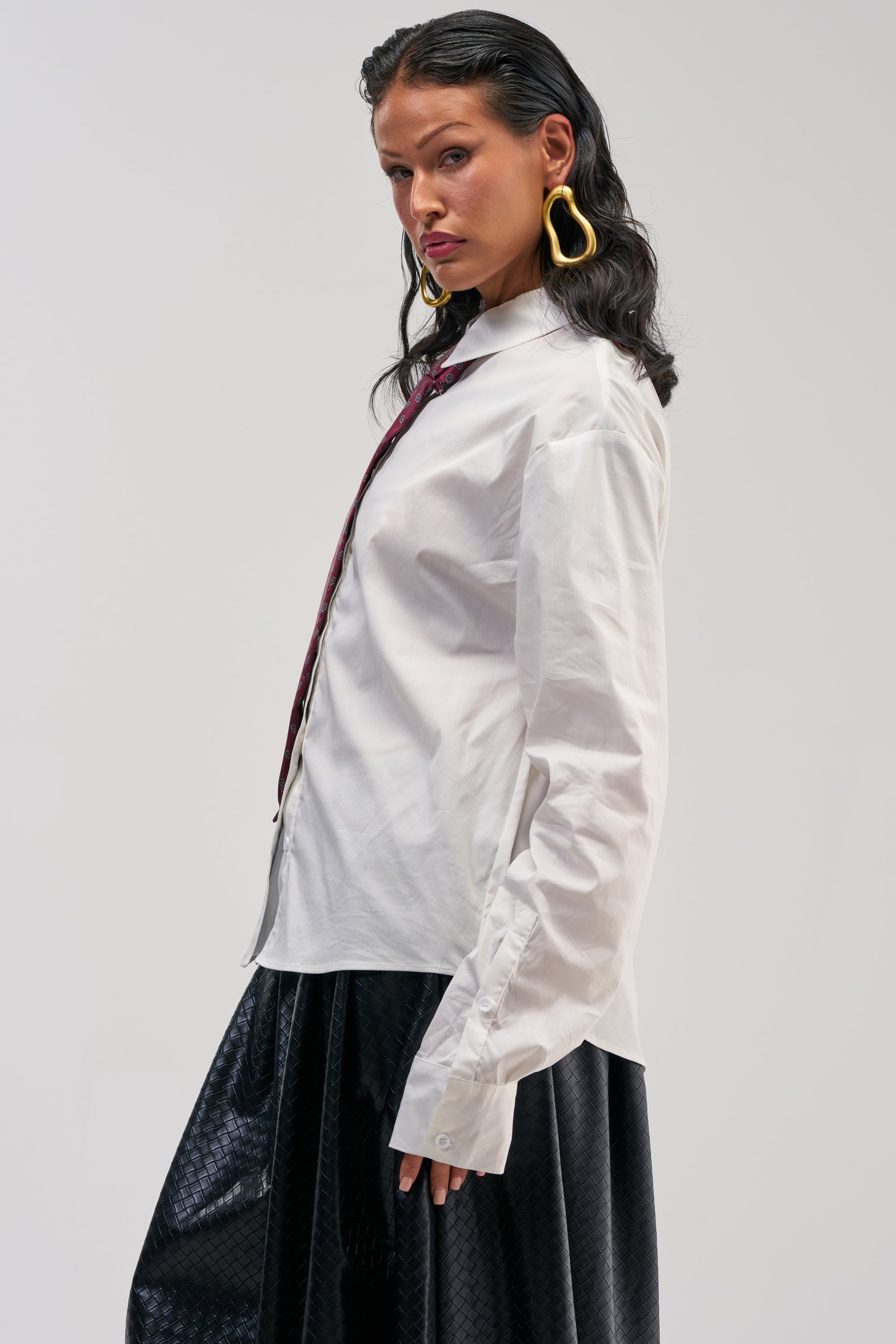 OFFICE BADDIE POPLIN BUTTON DOWN BLOUSE