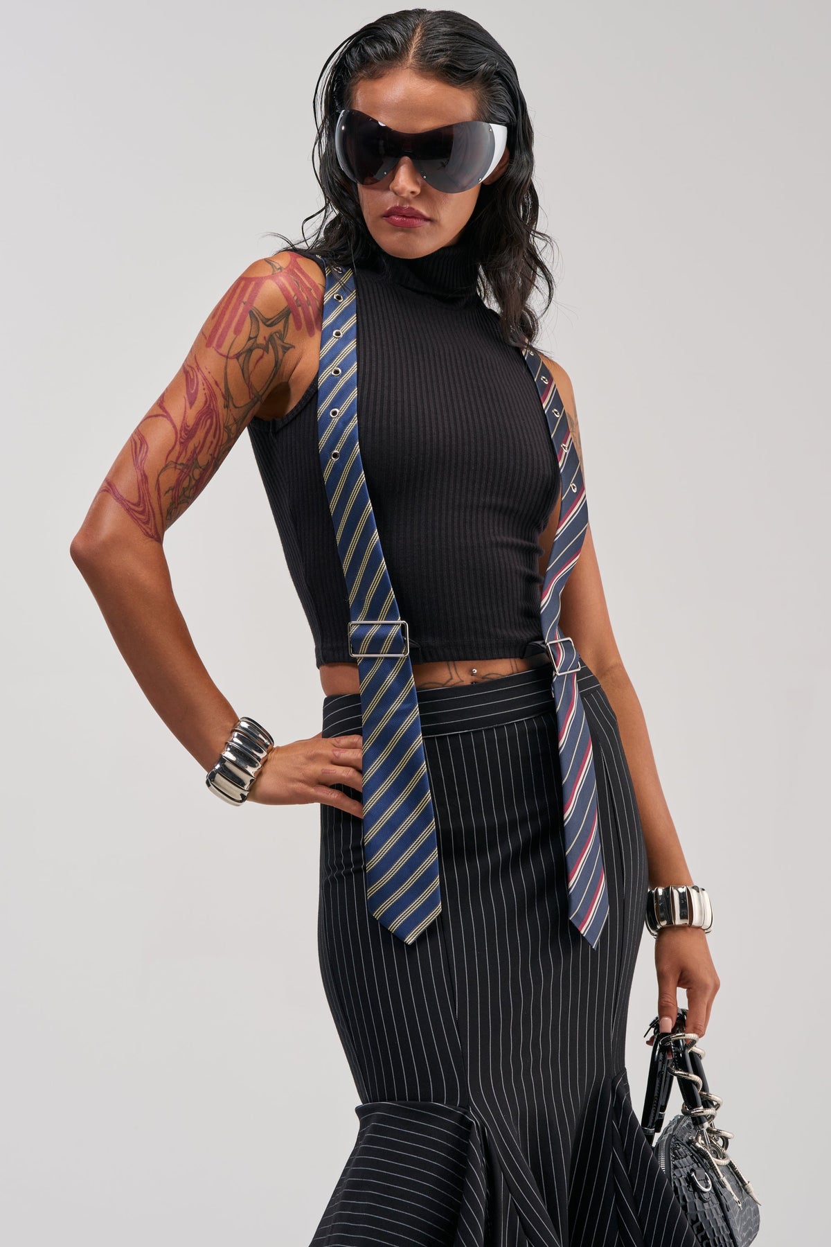 TIED UP SLEEVELESS SWEATER