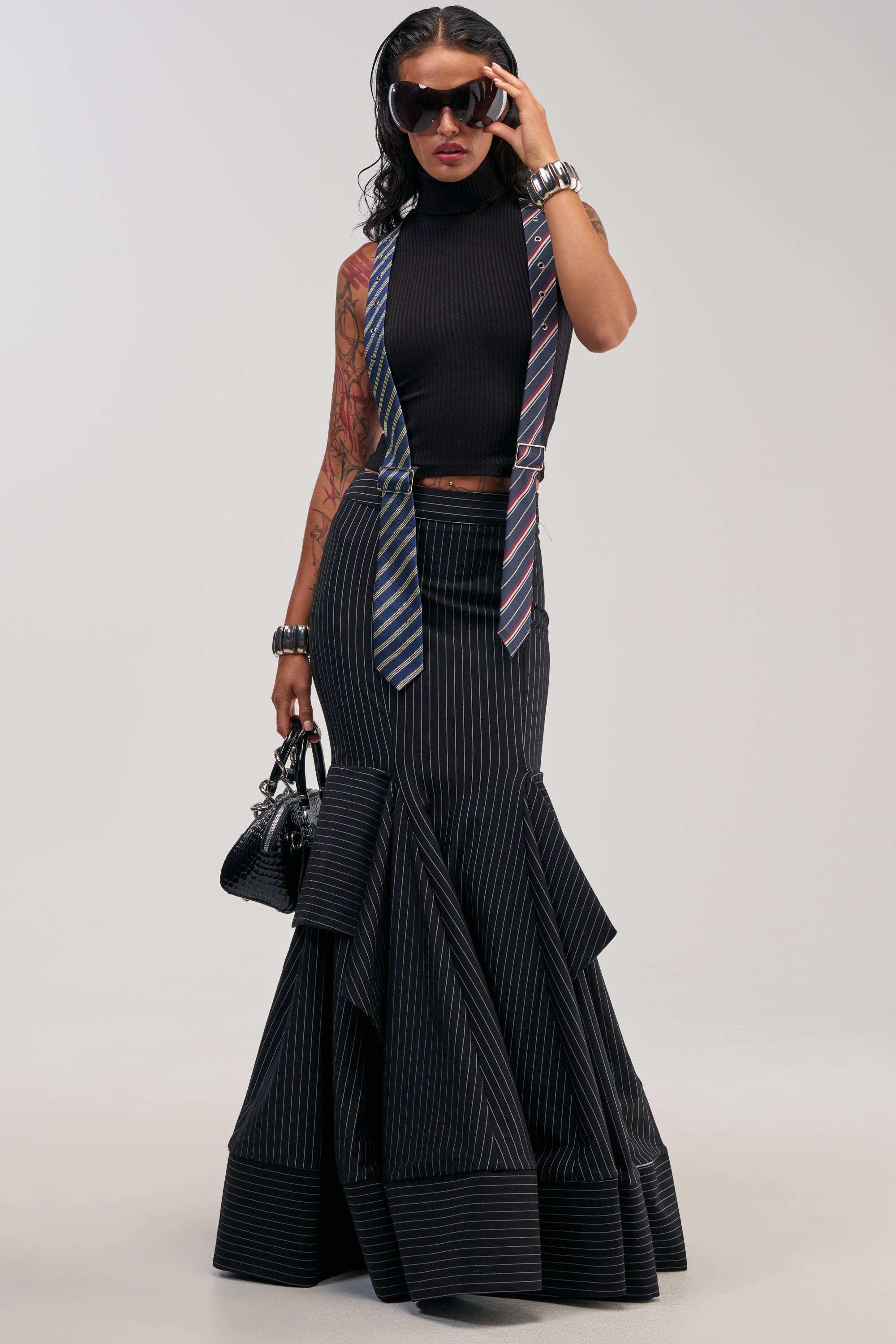 TIED UP SLEEVELESS SWEATER