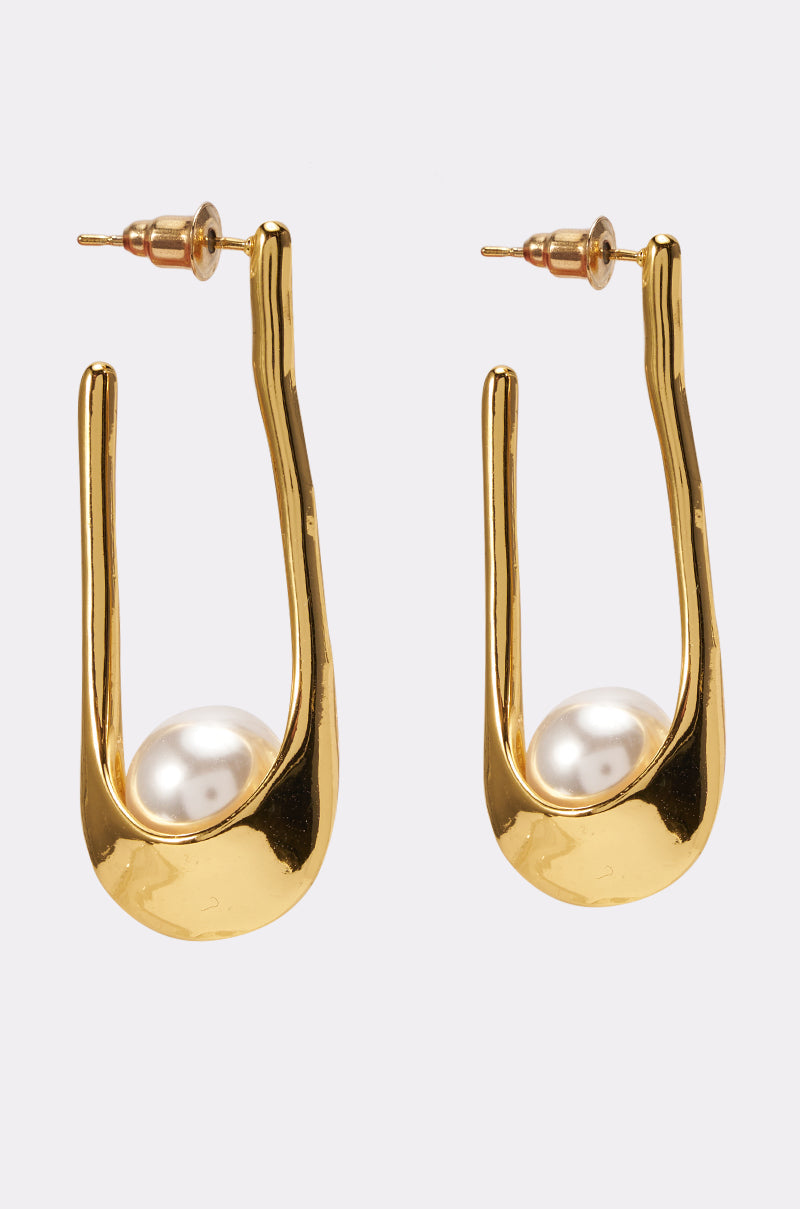 HOLD MY PEARLS DANGLE EARRING IN GOLD