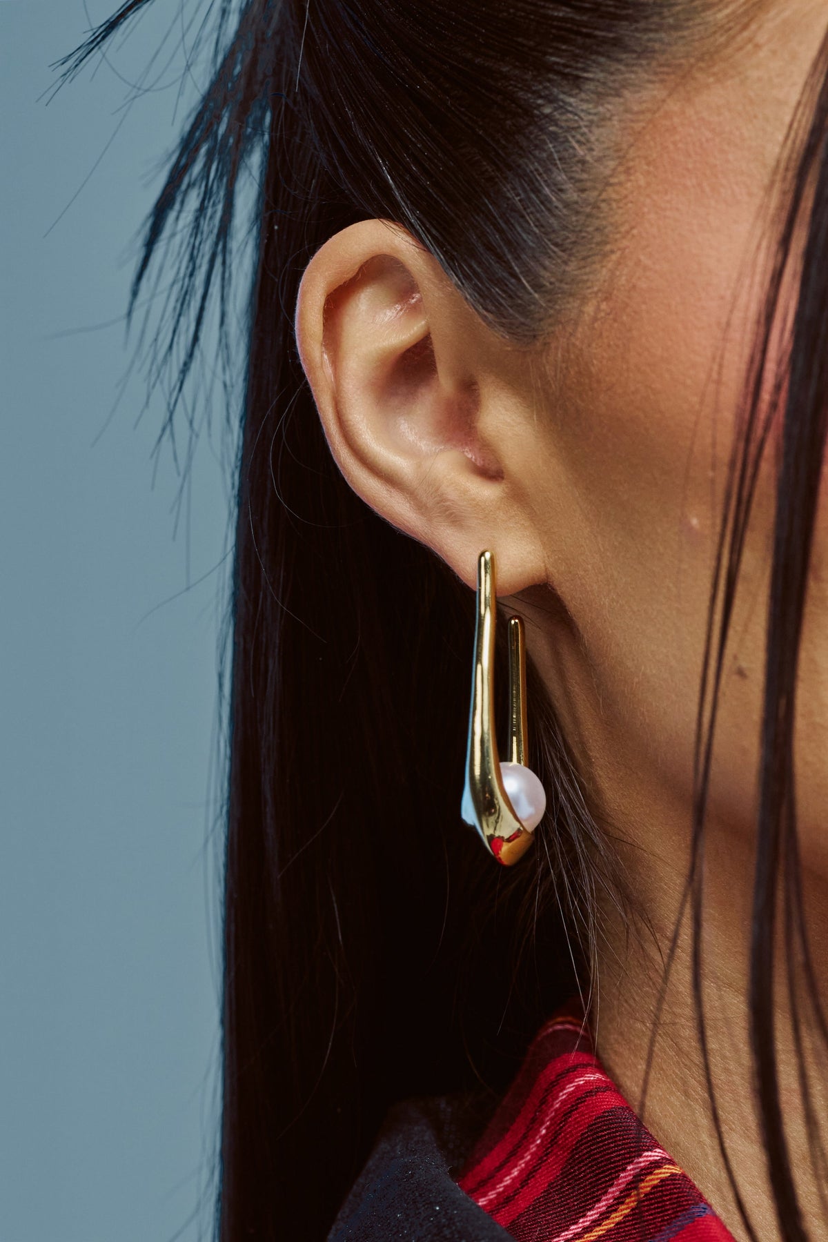 HOLD MY PEARLS DANGLE EARRING IN GOLD