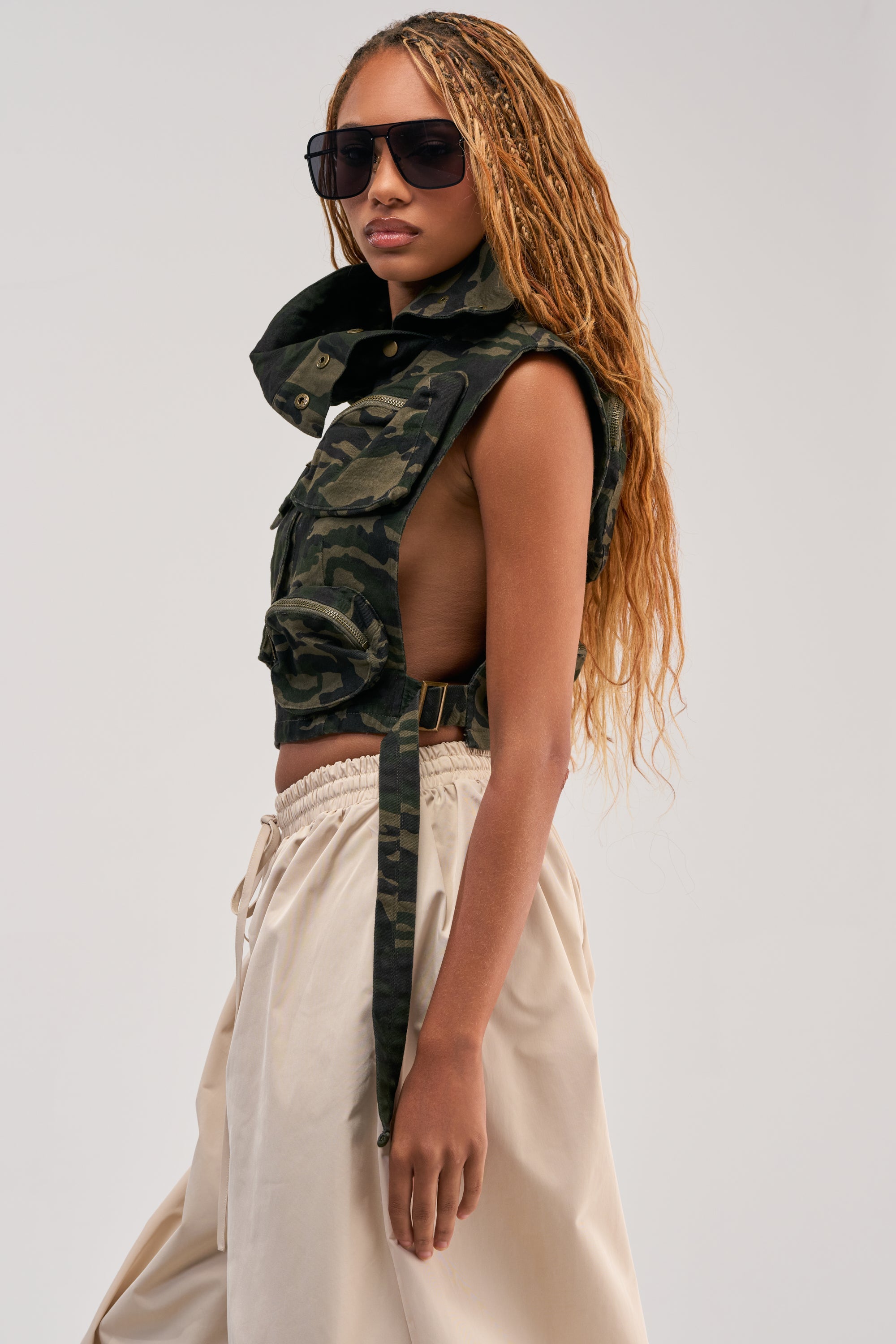 KADEN CARGO SLEEVELESS TOP IN CAMO
