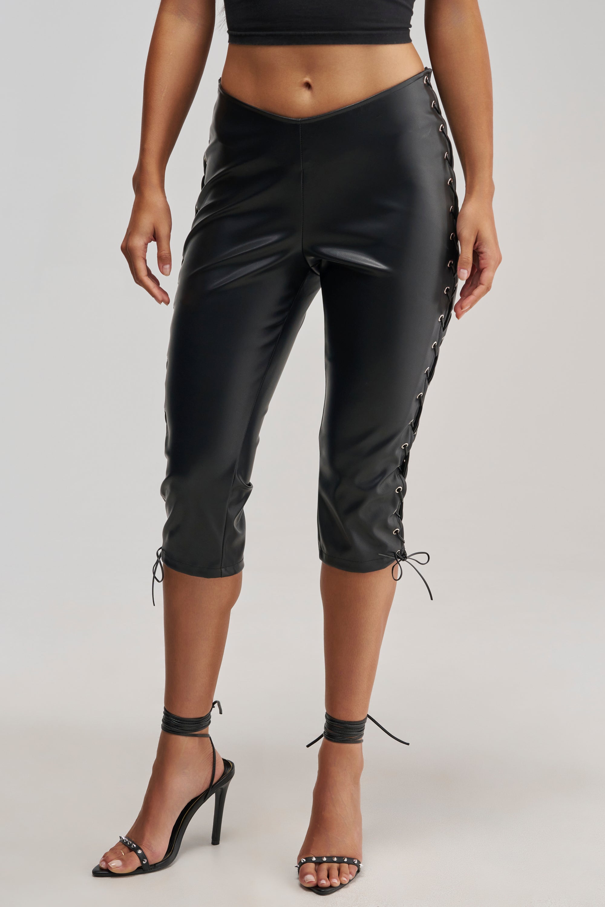 MISS SEXY LACE UP CAPRI