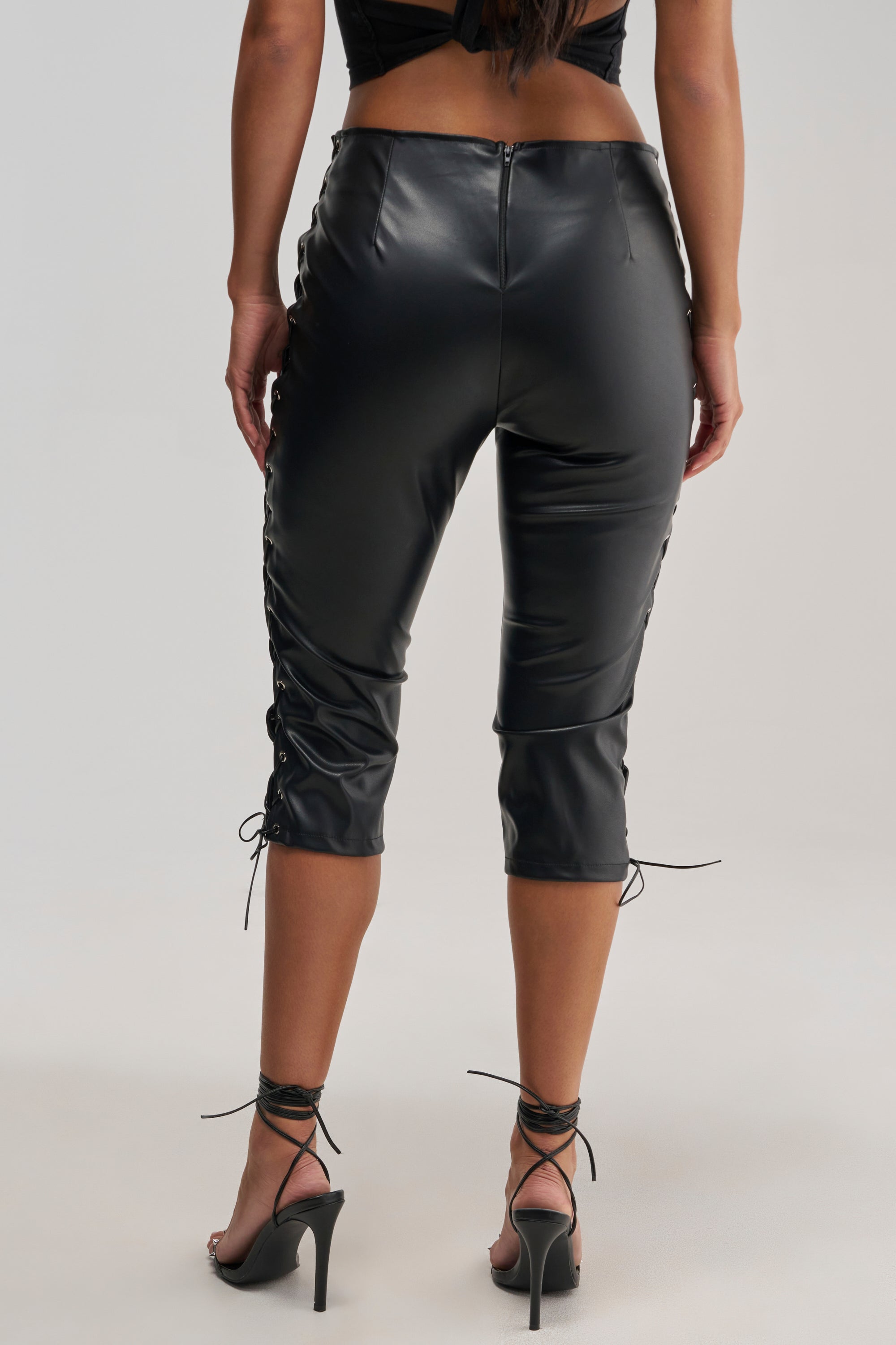 MISS SEXY LACE UP CAPRI