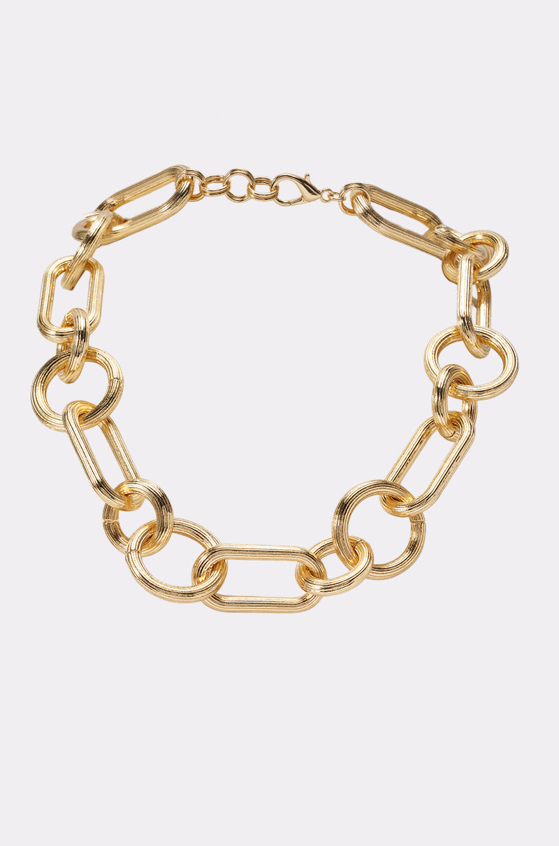 CAN'T BEAT MY OUTFIT CHAIN NECKLACE IN GOLD