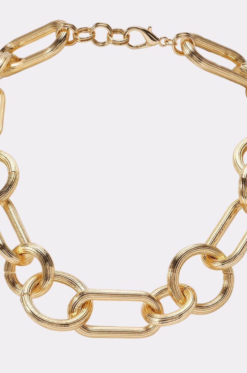CAN'T BEAT MY OUTFIT CHAIN NECKLACE IN GOLD