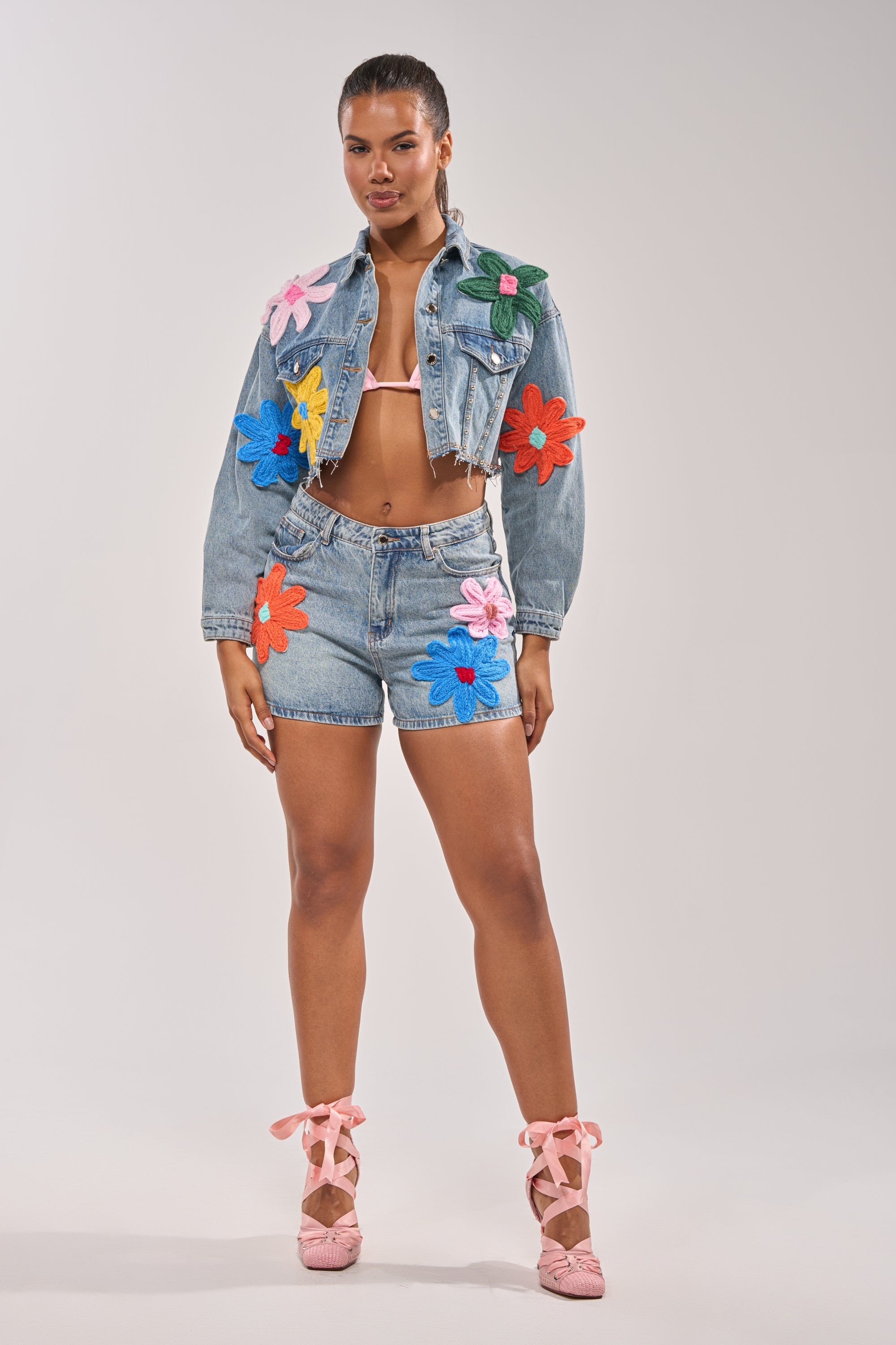 FLOWER PATCH DENIM SHORT