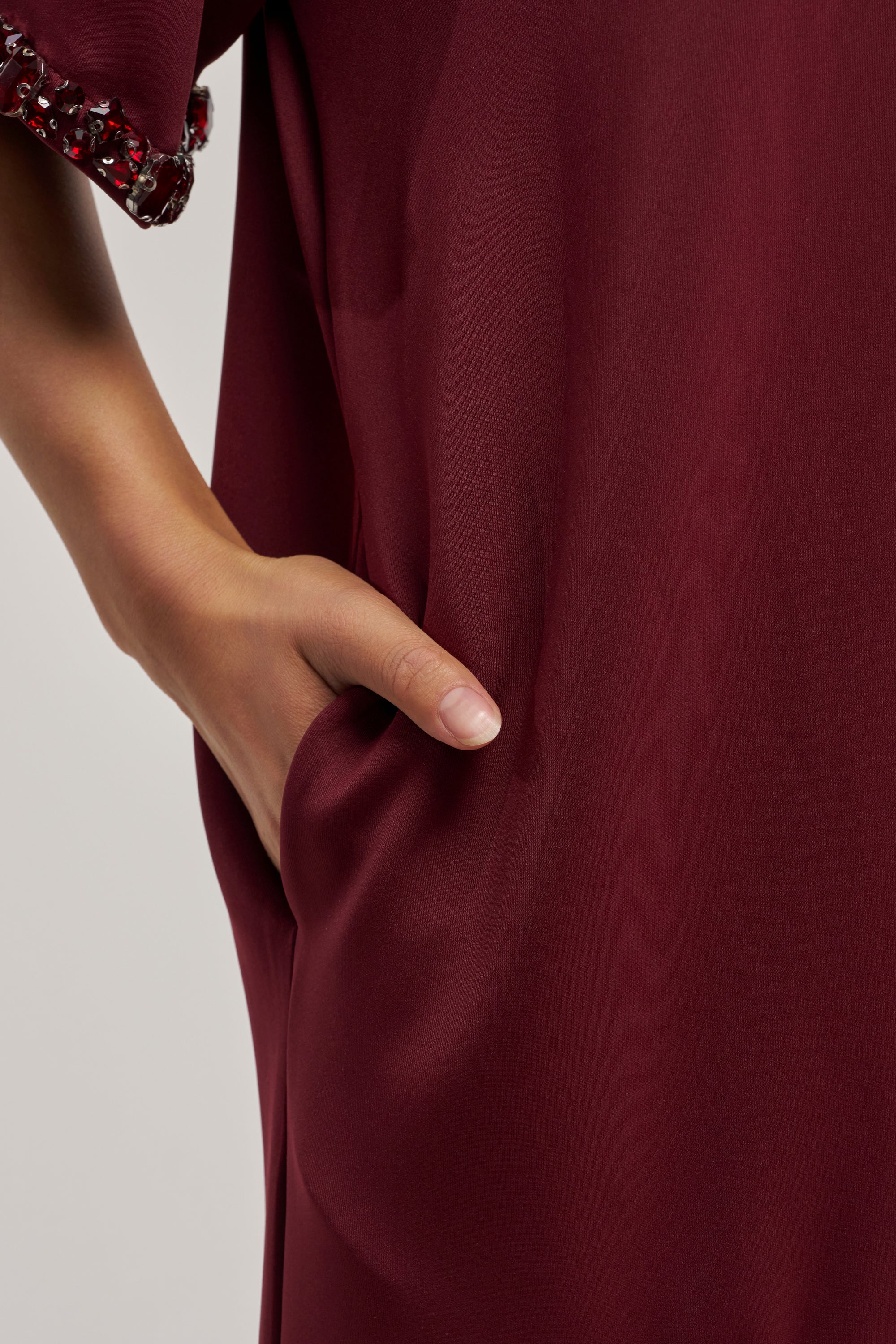 COOL GIRL EMBELLISHED TEE SHIRT DRESS IN BURGUNDY
